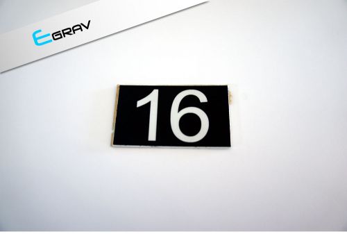 Numéro de boite aux lettres gravé et personnalisé couleur noir chiffres  blancs - Signalétique extérieure